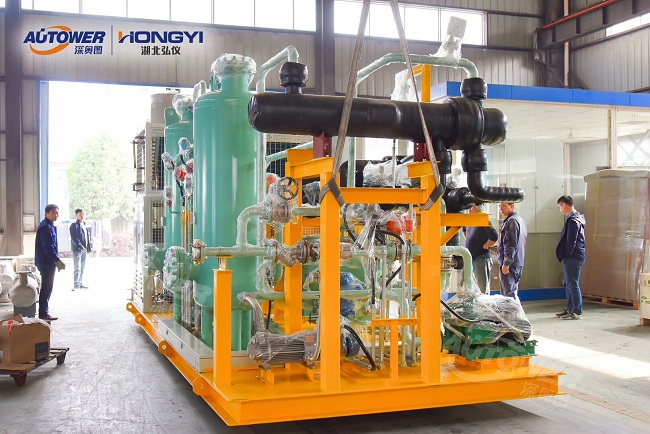 LNG氣化調壓撬的調試和注意事項,關于LNG氣化調壓撬站的安全管理工作。 LNG氣化調壓撬的調試和注意事項 ①制定合理的操作規章制度 應制定合理的LNG裝卸車操作規程、LNG儲罐倒罐操作規程、LNG氣化器操作規程、BOG復熱器操作規程、儲罐自增壓操作規程、EAG復熱器操作規程、卸車增壓器操作規程、橇裝式調壓器操作規程、BOG計量橇操作規程、LNG離心泵操作規程、天然氣加臭機操作規程、中心調度控制程序切換操作規程、消防水泵操作規程、LNG氣化站管道設備維護保養技術和操作手冊等。 ②建立臺賬,管理設備技術資料 應建立維護記錄、巡查巡檢記錄、進出人員管理記錄、各類操作記錄、應急演練記錄、安全活動記錄,管理好設備有關技術資料和各類原始資料等。 ③制定天然氣管道、廠站事故應急預案 應依據有關法律、法規及相關規定,并結合企業制度及實際情況,制定天然氣管道、廠站事故應急預案。預案應包含事故不利因素的分析、事故危害、事故分級、事故處理響應等級、處理的程序及后期處理。應經常開展不同等級的事故演練和對搶修裝備進行檢查,大型的事故演練要聯合當地公安消防、安全管理部門一同進行。 LNG氣化調壓撬的調試和注意事項 ④嚴格執行上崗考試制度 各類操作人員獨立操作前必須經過公司有關部門組織的考試,成績合格后方可獨立上崗。 ⑤加強對消防、防雷、防靜電設備檢查和管理 加強對LNG氣化站防雷、防靜電設備的定期檢查和維護保養,著重對消防水池、消防泵、消防水炮、儲罐噴淋管及干粉滅火器進行檢查。可燃氣體報警設備需定期維護,確保其完好 LNG氣化調壓撬的調試和注意事項,關于LNG氣化調壓撬站的安全管理工作。 LNG氣化調壓撬的調試和注意事項 ①制定合理的操作規章制度 應制定合理的LNG裝卸車操作規程、LNG儲罐倒罐操作規程、LNG氣化器操作規程、BOG復熱器操作規程、儲罐自增壓操作規程、EAG復熱器操作規程、卸車增壓器操作規程、橇裝式調壓器操作規程、BOG計量橇操作規程、LNG離心泵操作規程、天然氣加臭機操作規程、中心調度控制程序切換操作規程、消防水泵操作規程、LNG氣化站管道設備維護保養技術和操作手冊等。 ②建立臺賬,管理設備技術資料 應建立維護記錄、巡查巡檢記錄、進出人員管理記錄、各類操作記錄、應急演練記錄、安全活動記錄,管理好設備有關技術資料和各類原始資料等。 ③制定天然氣管道、廠站事故應急預案 應依據有關法律、法規及相關規定,并結合企業制度及實際情況,制定天然氣管道、廠站事故應急預案。預案應包含事故不利因素的分析、事故危害、事故分級、事故處理響應等級、處理的程序及后期處理。應經常開展不同等級的事故演練和對搶修裝備進行檢查,大型的事故演練要聯合當地公安消防、安全管理部門一同進行。 LNG氣化調壓撬的調試和注意事項 ④嚴格執行上崗考試制度 各類操作人員獨立操作前必須經過公司有關部門組織的考試,成績合格后方可獨立上崗。 ⑤加強對消防、防雷、防靜電設備檢查和管理 加強對LNG氣化站防雷、防靜電設備的定期檢查和維護保養,著重對消防水池、消防泵、消防水炮、儲罐噴淋管及干粉滅火器進行檢查。可燃氣體報警設備需定期維護,確保其完好